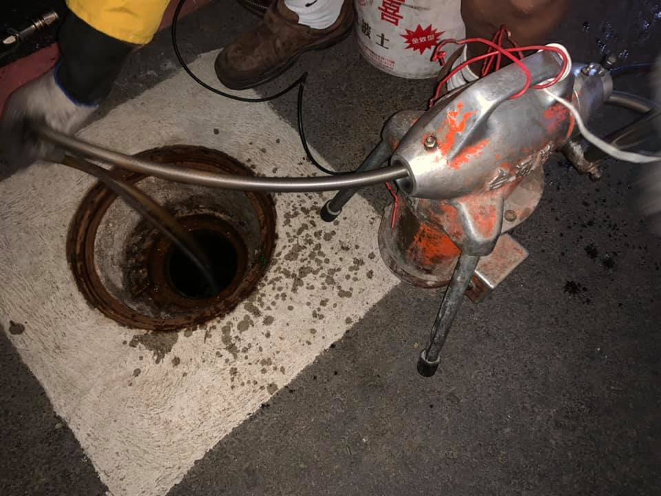 疏通油槽放流管路以及清理油污池